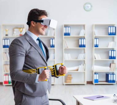 İş adamı VR gözlük takan elastik genişletici ile egzersiz yapıyor.