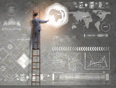 İş adamı küresel iş konseptinde merdiveni tırmanıyor