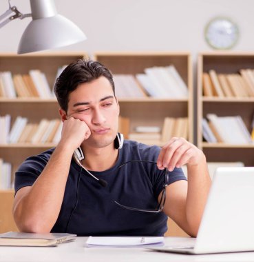 Genç serbest bilgisayar üzerinde çalışıyordu.