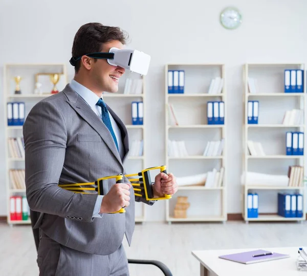 Empresário exercitando com expansor elástico usando óculos VR — Fotografia de Stock