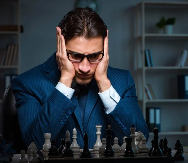 戦略的概念でチェスをするビジネスマン — ストック写真