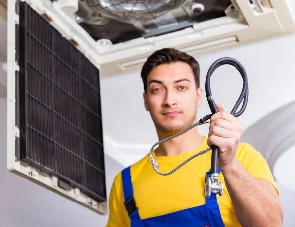 Reparatie van airconditioning aan het plafond — Stockfoto