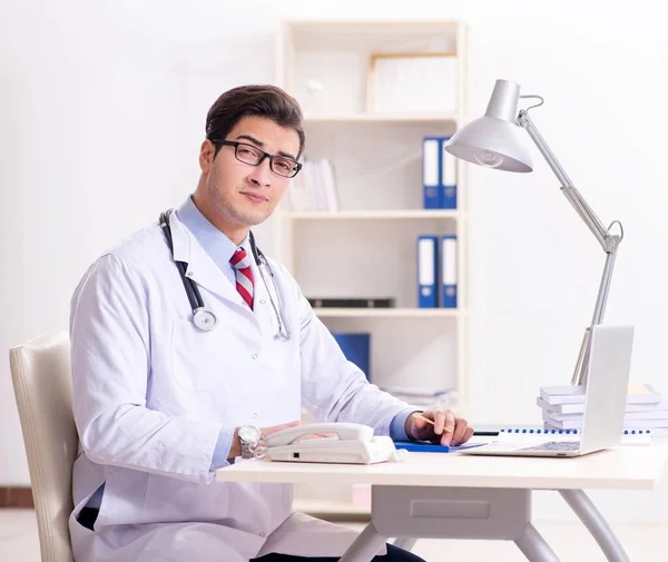 Jeune beau médecin travaillant dans la chambre d'hôpital — Photo