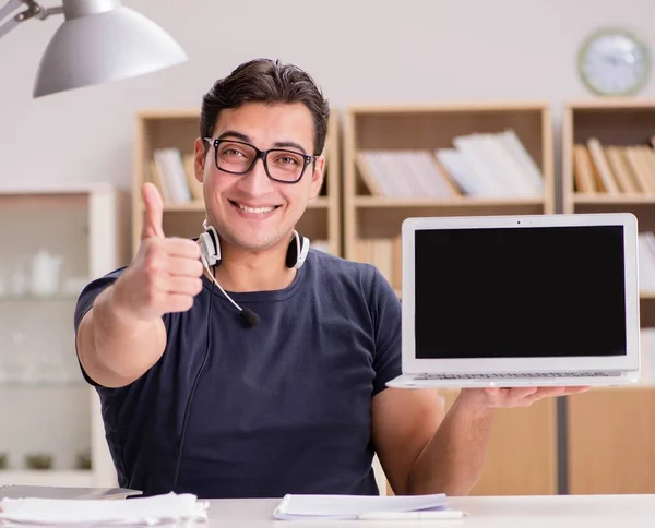 Junge Freiberuflerin arbeitete am Computer — Stockfoto