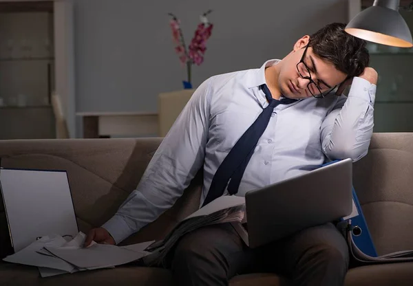 Geschäftsmann Workaholic arbeitet spät zu Hause — Stockfoto