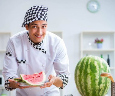 Mutfakta karpuzlu bir erkek aşçı.