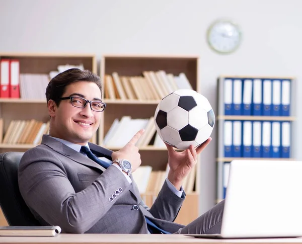 Бізнесмен з футбольним м'ячем в офісі — стокове фото