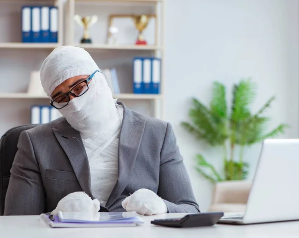 Trabalhador empresário bandage que trabalha no escritório fazendo papelaria — Fotografia de Stock