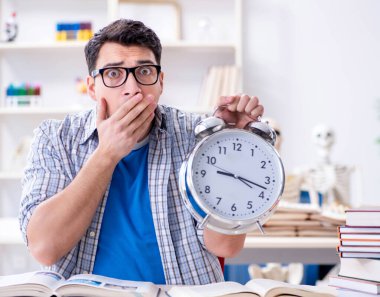 Tıp öğrencisi sınavlara hazırlanıyor.