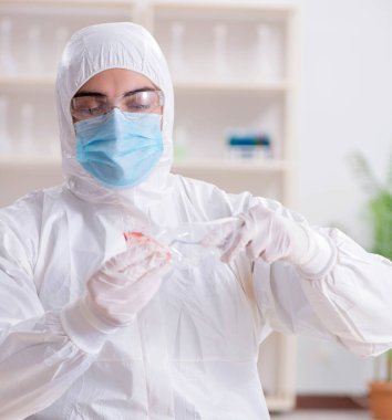 Kanıt için laboratuvarda çalışan uzman bir kriminolog.