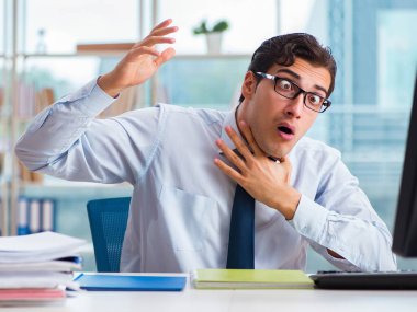 İş adamı aşırı terlemekten muzdarip.