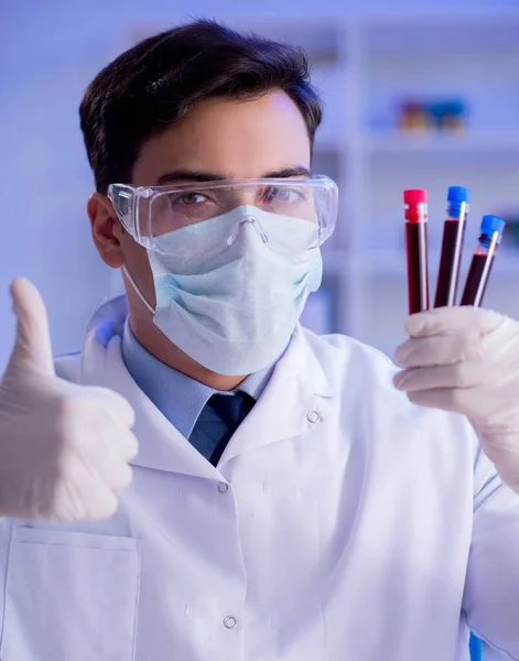 Asistente de laboratorio analizando muestras de sangre en el hospital — Foto de Stock