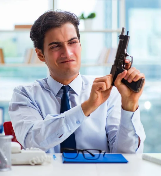 Злой бизнесмен с пистолетом подумывает о самоубийстве — стоковое фото