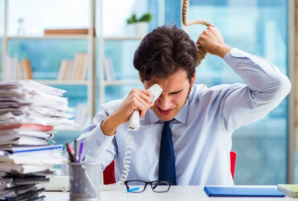 Hombre de negocios infeliz pensando en ahorcarse en la oficina — Foto de Stock