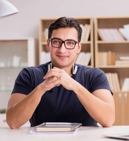 Joven freelance trabajando en la computadora — Foto de Stock