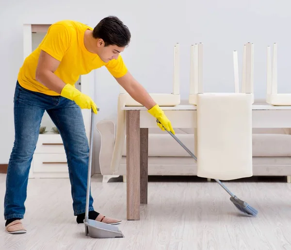 Homem limpando a casa ajudando sua esposa — Fotografia de Stock