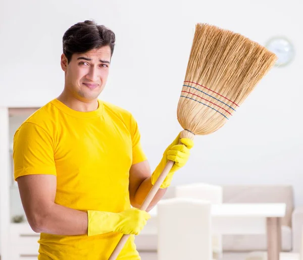 Man husband cleaning the house helping his wife — Stock Photo, Image