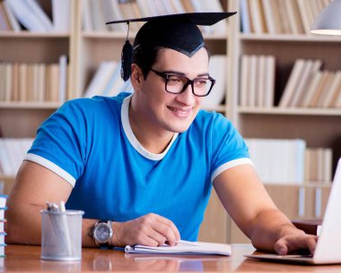 Üniversiteden mezun olan genç adam.