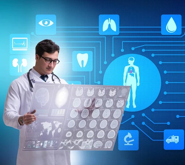Telemedizin-Konzept mit Arzt im Röntgenbild — Stockfoto