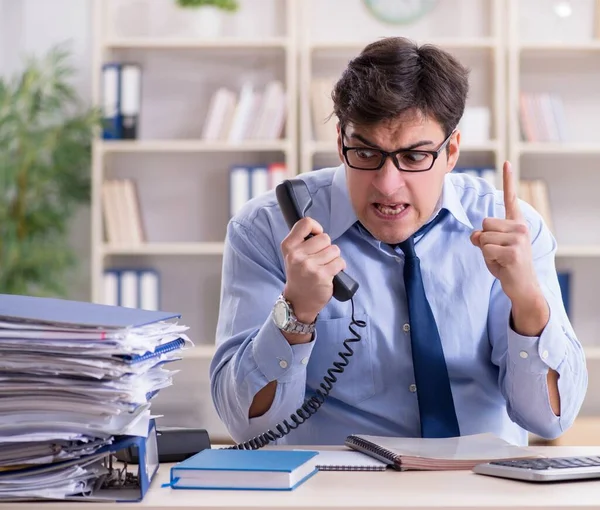 Uomo d'affari frustrato a molte telefonate — Foto Stock