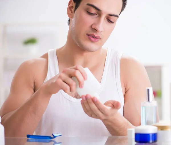 Jeune homme beau rasage tôt le matin à la maison — Photo