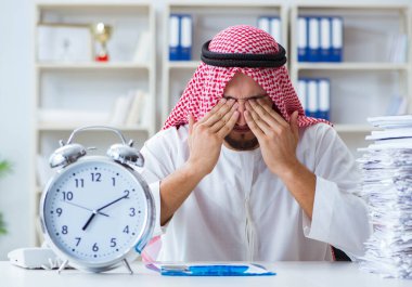 Ofiste çalışan Arap işadamı bir Pi ile evrak işi yapıyor.