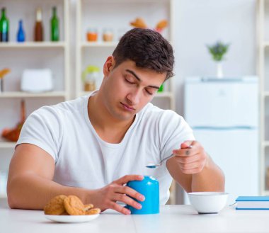 Fazla mesai sonrası kahvaltıda uyuyan bir adam.