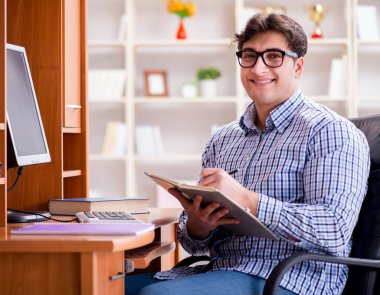 Bilgisayar masasında genç bir öğrenci