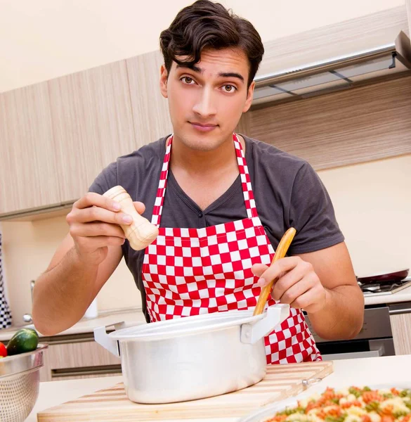 Hombre cocinero masculino preparando comida en la cocina — Foto de Stock