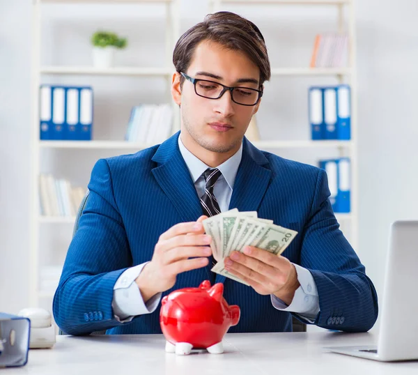 Empresario pensando en sus ahorros durante la crisis —  Fotos de Stock