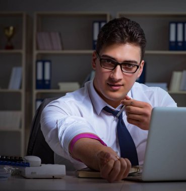 İşadamı uyuşturucudan geç saatlere kadar ofiste kalıyor.