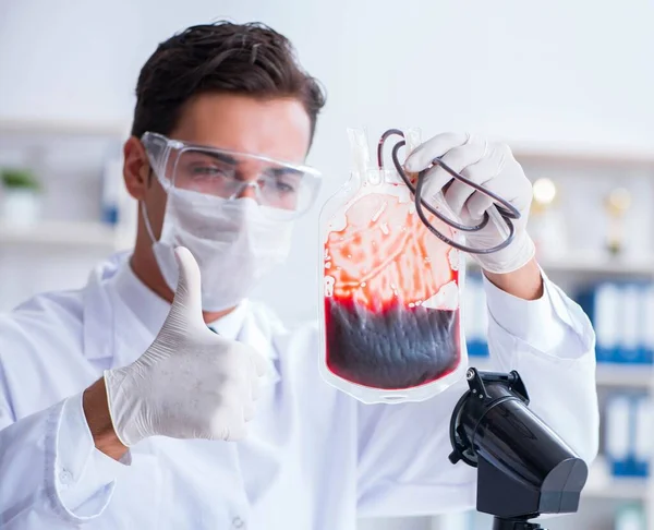 Doktor pracující se vzorky krve v nemocniční laboratoři — Stock fotografie