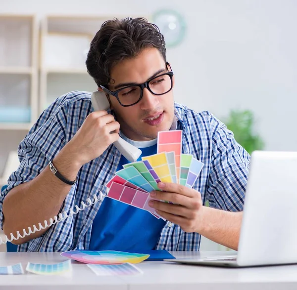 Joven diseñador trabajando en un nuevo proyecto y eligiendo colores —  Fotos de Stock