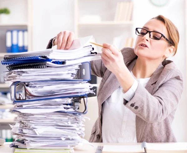 Empresária muito ocupada com papelada em andamento — Fotografia de Stock