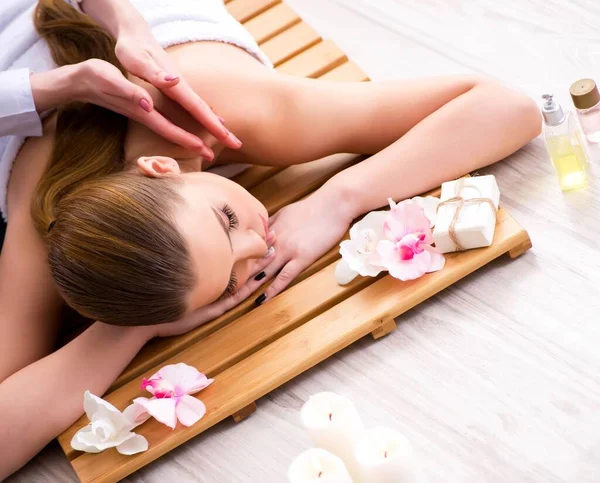 Young woman during spa procedure in salon — Stock Photo, Image