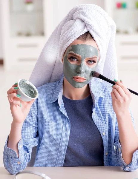 Kvinna tillämpa lera mask med borste hemma — Stockfoto