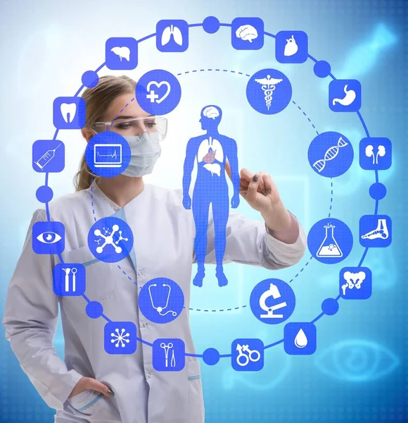 Ärztin in telemedizinischem Zukunftskonzept — Stockfoto