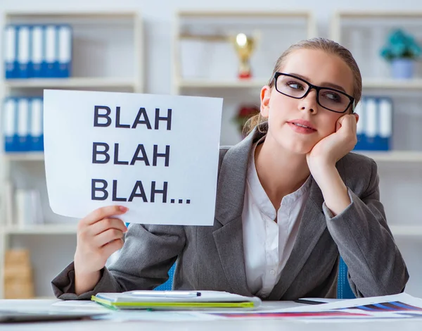 Geschäftsfrau sitzt mit Botschaft im Büro — Stockfoto