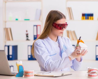 Diş hekimliği öğrencisi sınıfta pratik yapıyor.