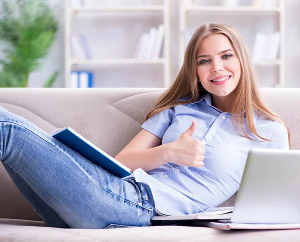 Jonge vrouwelijke student voorbereiding voor college examens — Stockfoto