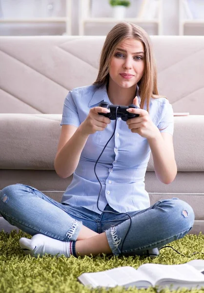 Jeune étudiante jouant à des jeux à la maison — Photo