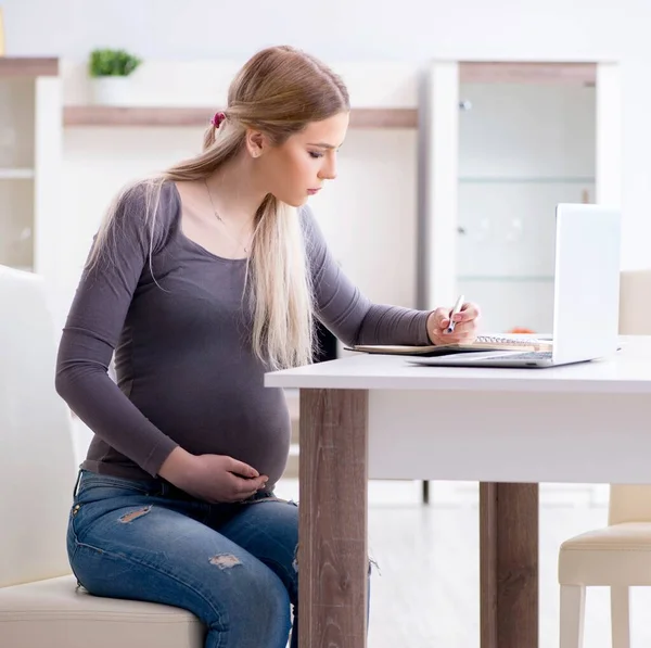 Donna incinta a casa prepararsi per il parto — Foto Stock
