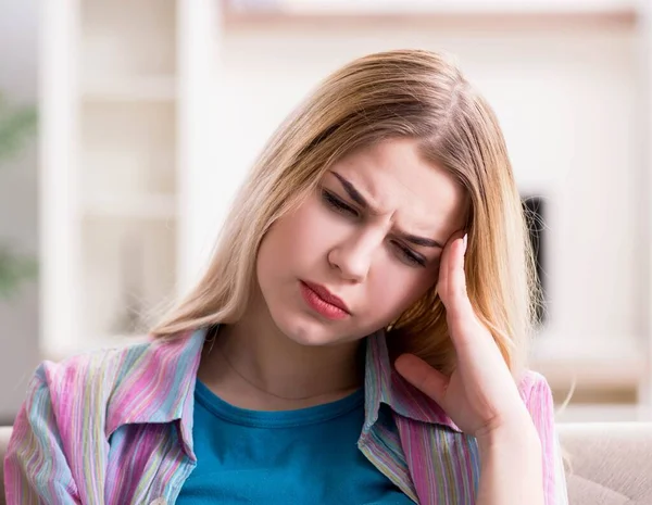 Giovane donna che soffre di dolore a casa — Foto Stock