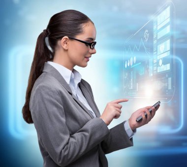 İnternet bankacılığı konseptinde bir kadın