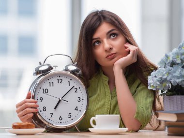 Çalar saati olan öğrenci sınavlara hazırlanıyor