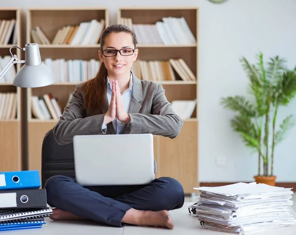 Podnikatelka medituje v kanceláři — Stock fotografie