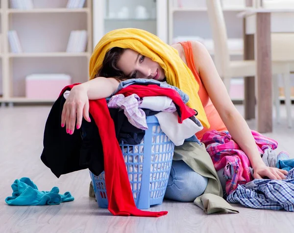 Стрессовая женщина стирает дома — стоковое фото