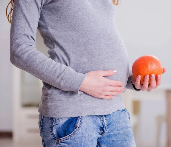 Mulher grávida tocando sua barriga — Fotografia de Stock