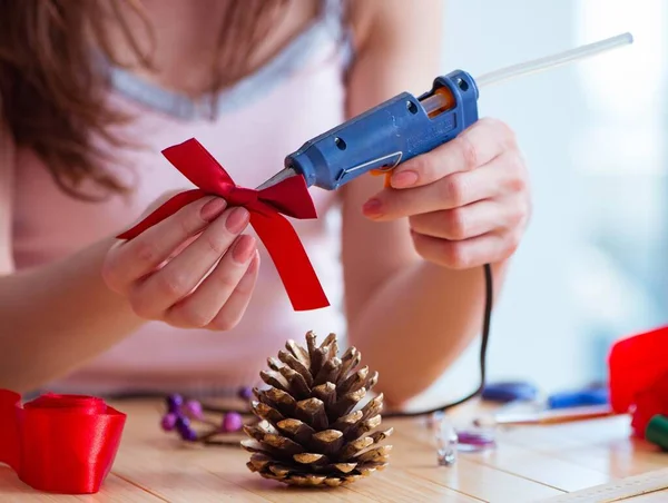 Kobieta robi DIY świąteczne dekoracje w domu — Zdjęcie stockowe