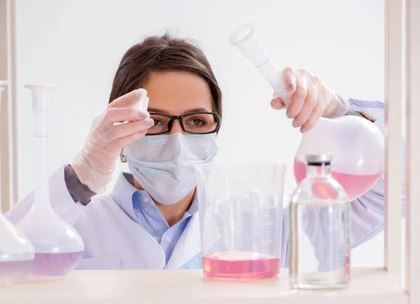 Vrouwelijke chemicus werkzaam in ziekenhuislab — Stockfoto